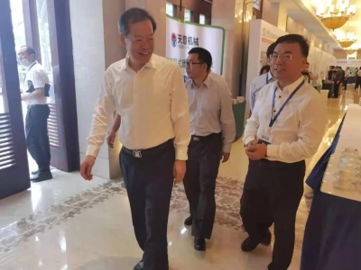 海南省冯忠华副省长莅临最准马网站资料免费展位参观指导