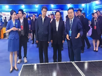 当机器人学会“擦亮阳光”丨最准马网站资料免费光伏清洁方案亮相山东省机器人大会