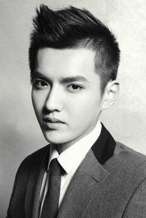 吴亦凡照片帅的,光影交错，颜值巅峰的视觉盛宴