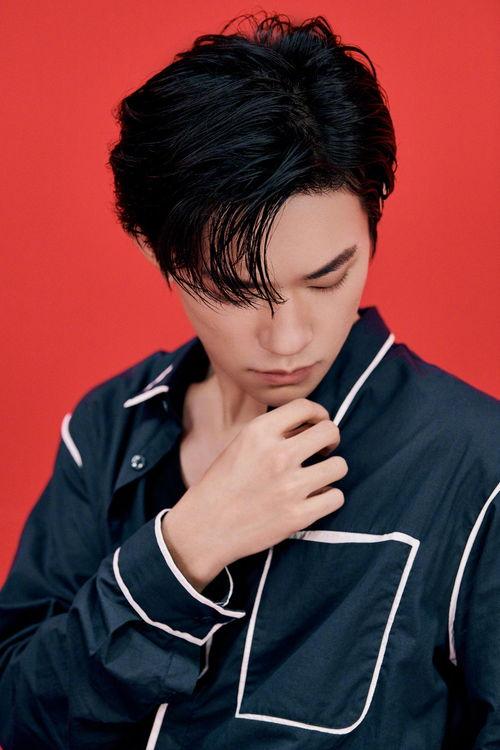 易烊千玺帅气背景,帅气背景下的青春风采